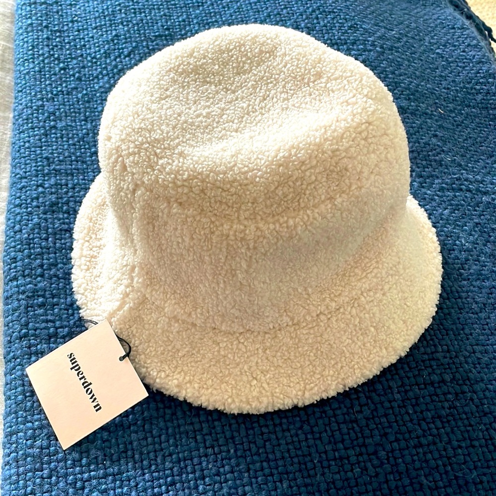 NWT Superdown Reversible Sherpa Bucket Hat – OS